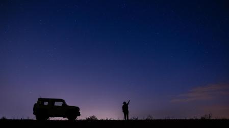 Una persona observa las estrellas en un paraje de la Ribera