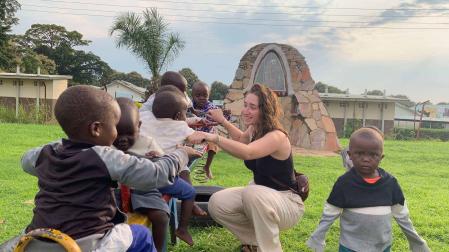 Garazi Berasategi, jugando con varios niños del orfanato Moyo Babies Home