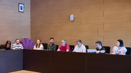 Usua Olazar a la derecha de la imagen en el pleno de mayo