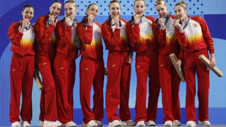 Las españolas posan en el podio con la medalla de bronce