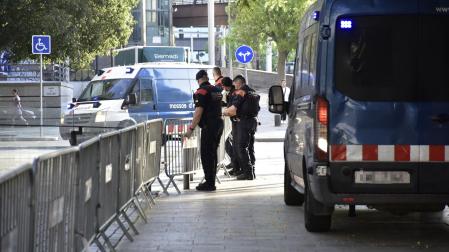 Agentes de los Mossos d’ Esquadra en las inmediaciones de la Ciutat de la Justicia de Barcelona