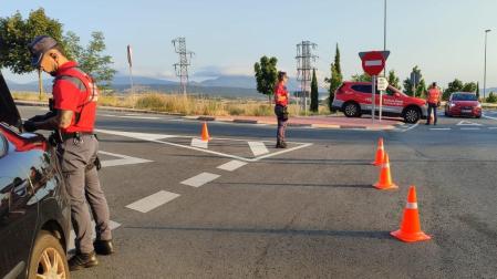 Un control de la Policía Foral en el cruce de Badostáin