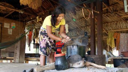 Mujer de la comunidad indígena Embera preparando alimentos en Tierralta (Colombia).