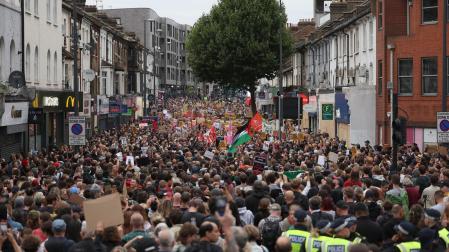 Manifestantes antirracistas se reúnen en Walthamstow, al este de Londres, Reino Unido como respuesta a las protestas de la extrema derecha