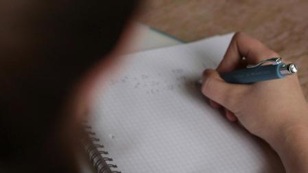 Un estudiante realiza un examen