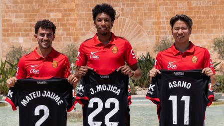 Mateu Jaume, Johan Mojica y Takuma Asano posan en su presentación oficial como jugadores del Mallorca