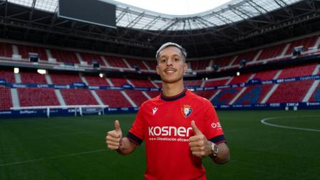 Bryan Zaragoza posa como nuevo futbolista de Osasuna