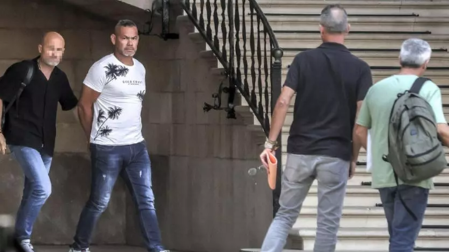 El condenado, de blanco, el jueves 8 de agosto al ser trasladado por guardias civiles a prisión desde la Audiencia de Palma