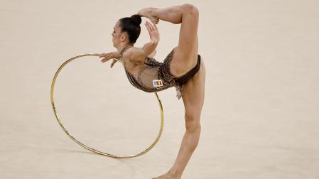 La gimnasta española Polina Berezina ejecuta su rutina de aro
