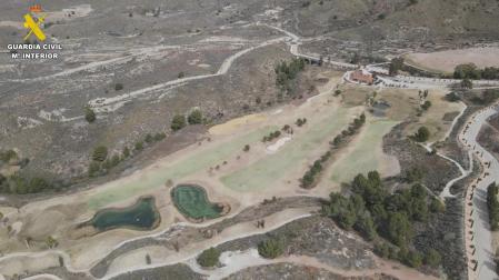 El agua sustraída iba destinada al mantenimiento de un campo de golf en el que regó cuatro veces más de la superficie permitida
