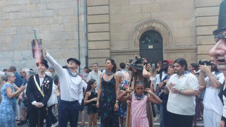 Momento del estallido del cohete en el exterior de la parroquia de San Lorenzo.
