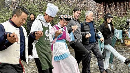 Los naxi nos enseñan a bailar sus danzas con suerte desigual