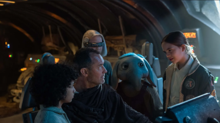 Wim (Ravi Cabot-Conyers), Jod Na Nawood (Jude Law), KB (Kyriana Kratter), Neel (Robert Timothy Smith), and Fern (Ryan Kiera Armstrong)