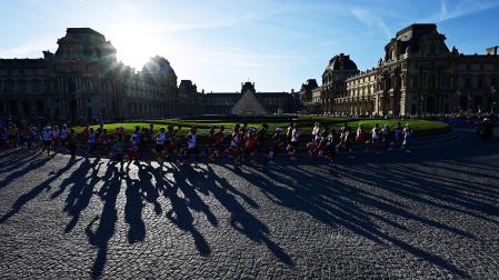 Participantes de la maratón masculina pasan ante el Louvre durante la disputa de la prueba en las Olimpiadas de París 2024