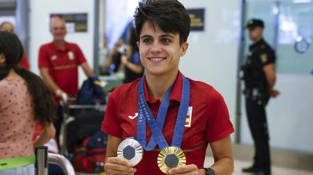 La marchadora María Pérez posa con sus dos medallas, plata en individual y oro en parejas, tras aterrizar en Barajas