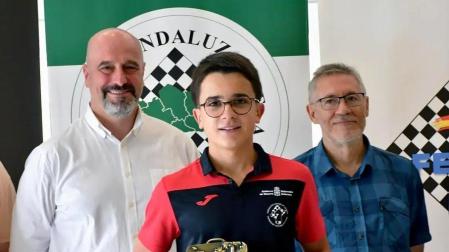 Javier Habans Aguerrea con uno de los trofeos obtenidos en Salobreña.