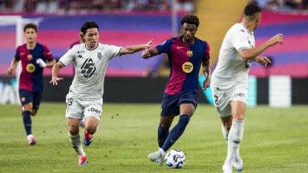 Alejandro Balde del FC Barcelopna compite por la pelota durante el trofeo Joan Gamper