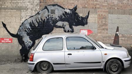 Una nueva obra de arte con temática animal del artista callejero Banksy, radicado en Gran Bretaña, que presenta un rinoceronte en una pared, en Charlton, al sureste de Londres