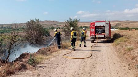 Bomberos extinguiendo un incendio en Lodosa