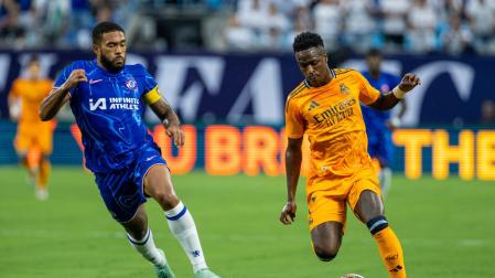 El madridista Vinicius Júnior disputa un balón con Reece James, del Chelsea, en el amistoso disputado por los dos equipos esta pretemporada en Charlotte (Estados Unidos)