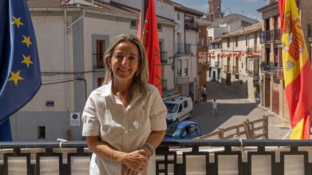 La alcaldesa de Lerín, Esmeralda Maso (UPN), en el balcón del ayuntamiento desde el que hoy lanzará el cohete