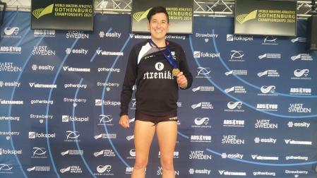 Vanesa Pacha, atleta navarra, con la medalla de oro conseguida en Gotemburgo
