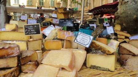 Algunos quesos utilizan leche que no sufre ningún proceso de pasterización, lo que puede producir que microorganismos como la salmonella pasen directamente al queso