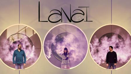 ‘Lanai’ es un proyecto personal de Naiara Ruz, a la que acompaña sobre el escenario un trío, formado por los músicos Jorge Perianes y Carlos Colina