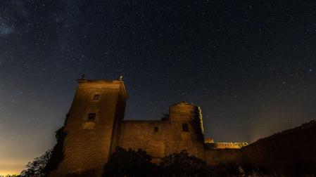 Imagen nocturna del Palacio de Cabo de Armería de Viguria tomada en agosto del año pasado