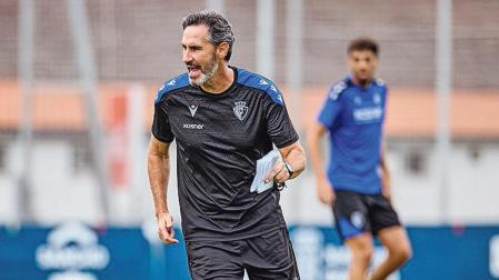 Vicente Moreno, dando instrucciones a sus jugadores