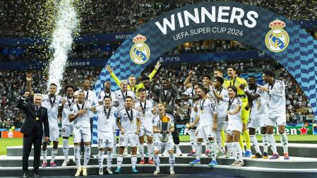 Los jugadores del Real Madrid reciben el trofeo de la Supercopa de Europa tras derrotar 2.0 al Atalanta
