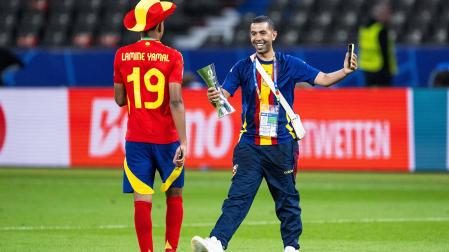 Lamine Yamal (izda.) junto a su padre, Mounir Nasraoui, tras lograr la Eurocopa de Alemania