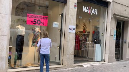 Nakar, tienda de ropa femenina en la calle Bergamín, con el cartel de liquidación por cierre