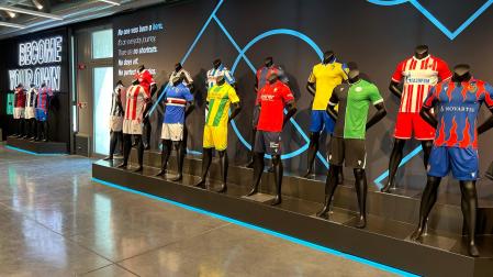 La camiseta de Osasuna luce en la fábrica de Macron, situada en Bolonia