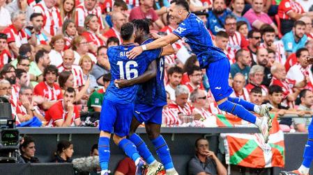 Los jugadores del Getafe celebran el tanto de Uche, que ponía el 1-1 en el marcador
