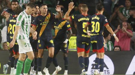 Los jugadores del Girona celebran el tanto del empate ante la desolación bética