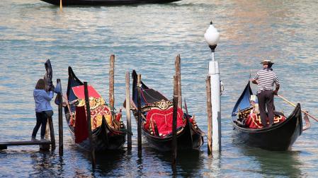 Imagen de archivo de unas góndolas en Venecia