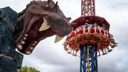 Una de las nuevas atracciones de gran caída libre en el parque Sendaviva.