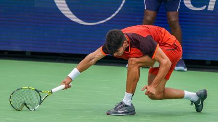 Momento en el que Carlos Alcaraz golpea la raqueta contra el suelo durante el partido que perdió en el Masters 1.000 de Cincinnati frente a Gael Monfils