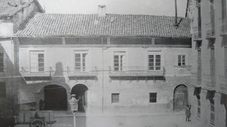 La antigua Audiencia en 1909, poco antes de su derribo