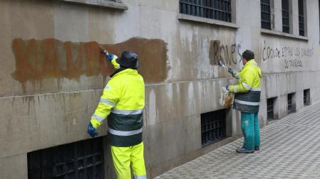Limpieza de pintadas en una calle de Pamplona