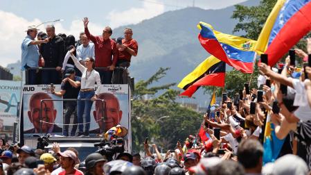 La líder de la oposición venezolana María Corina Machado saluda a seguidores este sábado, en Caracas