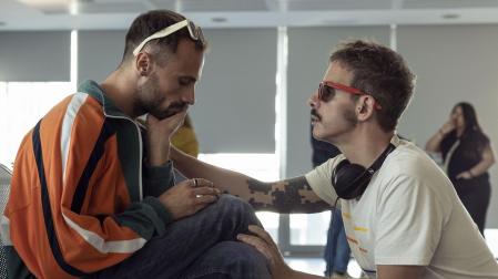 Momento del rodaje de la serie "Yo, adicto" con el protagonista, Oriol Pla (izq) y el codirector, Javier Giner