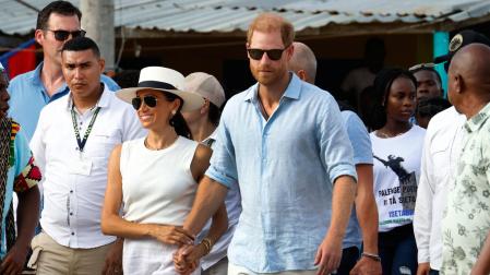 Los duques de Sussex, el príncipe Harry (c) y Meghan (i), recorren las calles durante una visita a San Basilio de Palenque (Colombia)
