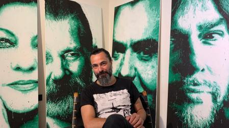 El pintor Emilio Fornieles posa en la sala de la SIM Studio Gallery de Marbella donde expone hasta el 8 de septiembre