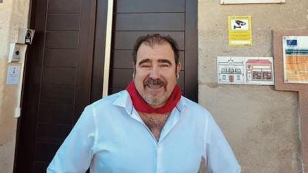 El alcalde de Mélida, Francisco Sesma, ante el edificio del ayuntamiento