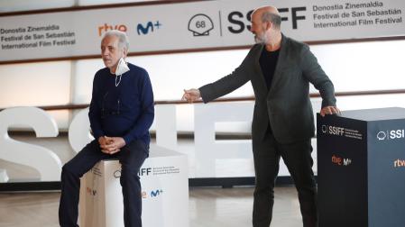 El director Fernando Trueba (i) y el actor Javier Cámara posan en San Sebastián