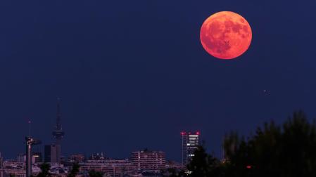 Vista de la superluna del Esturión, o Luna llena de agosto, vista desde la zona de Pozuelo de Alarcón sobre los edificios de Madrid