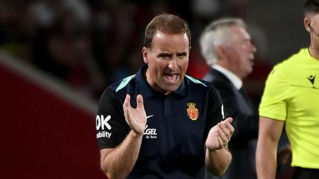 El entrenador del Mallorca, Jagoba Arrasate, aplaude a sus jugadores en el partido contra el Real Madrid
