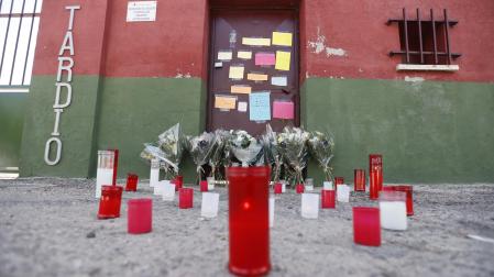 Velas y flores en homenaje ante el polideportivo Ángel Tardío en Mocejón (Toledo)